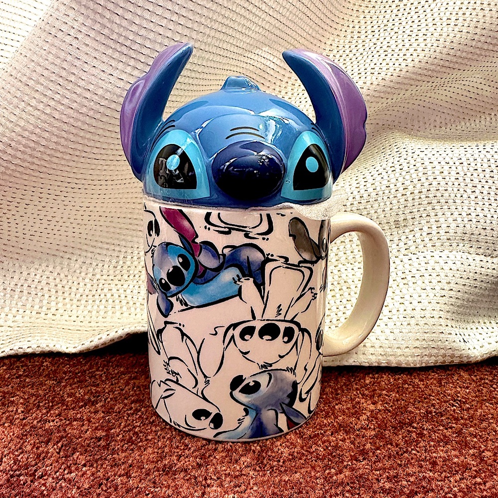 Disney Lilo and Stitch Ceramic Coffee Mug with Lid. 16 Ounce.